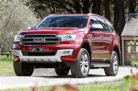Ford Everest 2.2 Ambiente 4x2 AT vs Ford Everest 2.2 Trend.